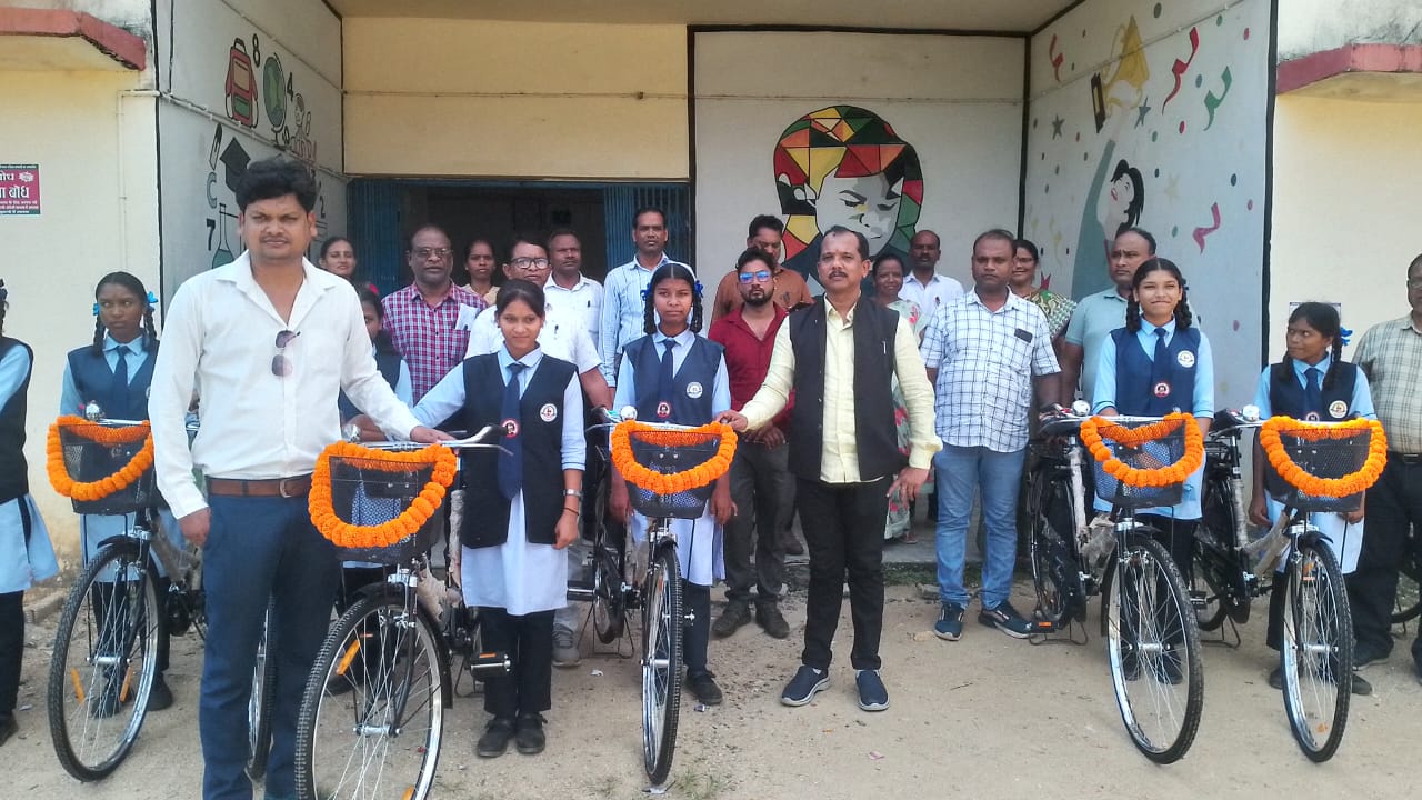 सरस्वती सायकल योजना के तहत स्वामी आत्मानंद स्कूल कांसाबेल में सायकल वितरण कार्यक्रम का हुआ आयोजन, 